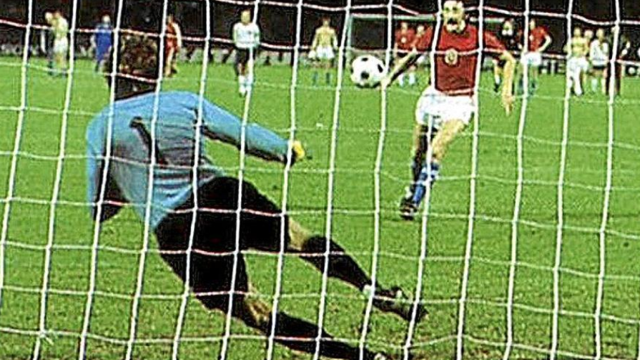 Panenka tirando el penalti en la Eurocopa de 1976 frente a Alemania