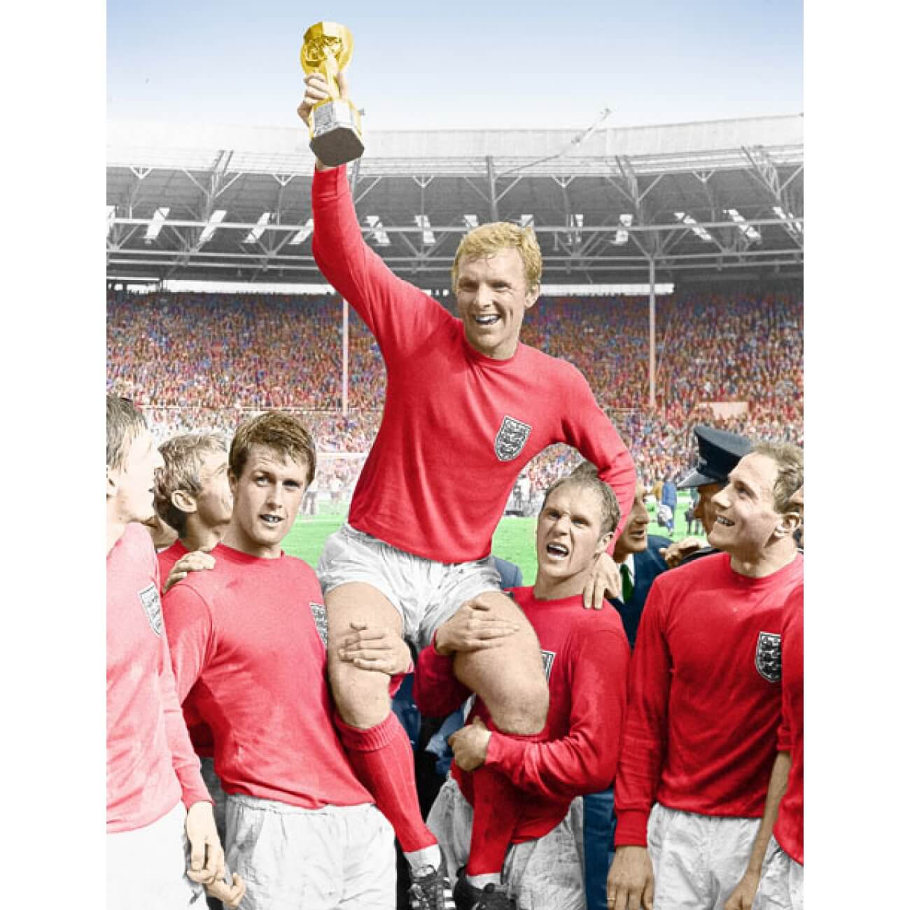 Bobby Moore reckt 1966 den Weltmeisterschafts-Pokal in den Himmel