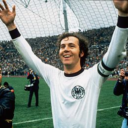 Franz Beckenbauer feiert den WM-Titel 1974